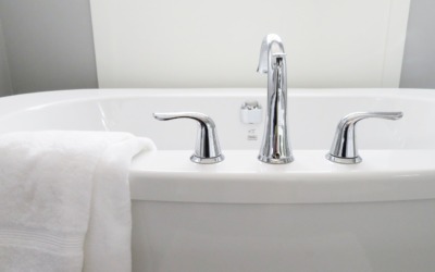 Hoe style je een gietvloer in de badkamer: Een nette en moderne look