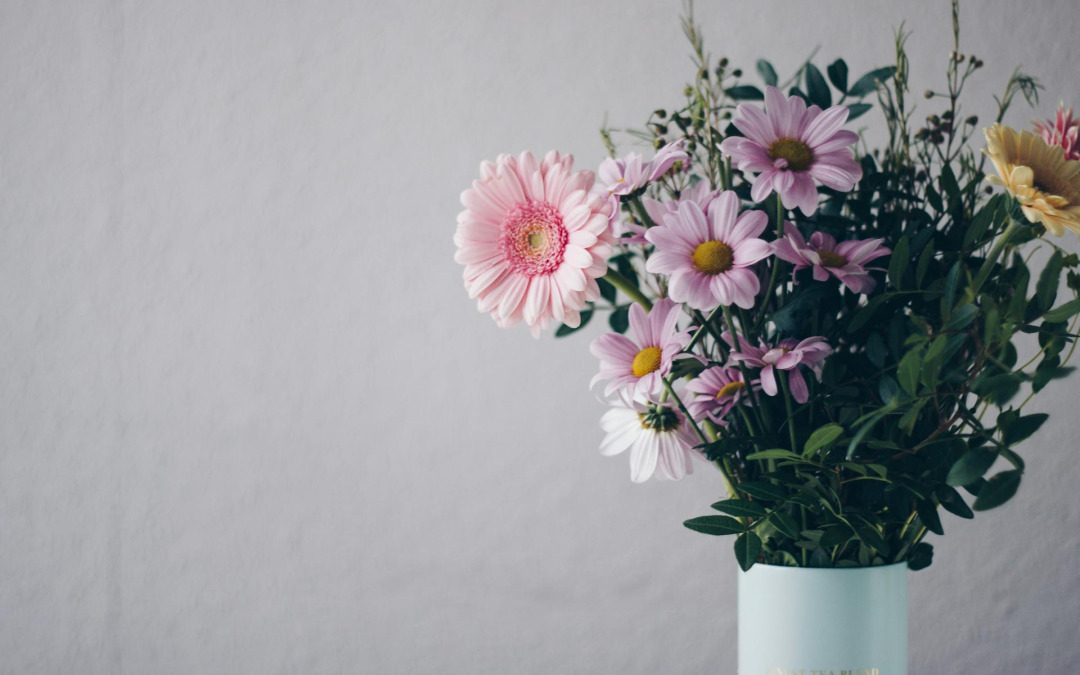 De voordelen van zijden bloemen in interieurdecoratie